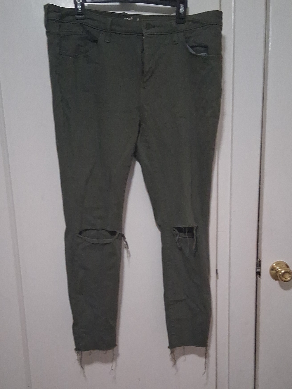 Universal Thread Women's Olive Green Straight-Leg Distressed Jeans